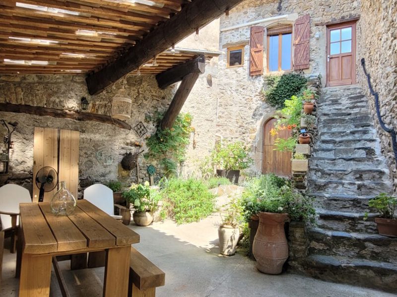 A Charming Stone House With 90 M2 Of Living Space, Vaulted Cellars And A Large Courtyard.