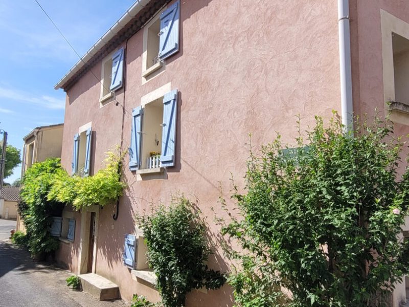 Charmante maison de village avec 101 m² habitables, 4 chambres et une jolie terrasse ensoleillée.