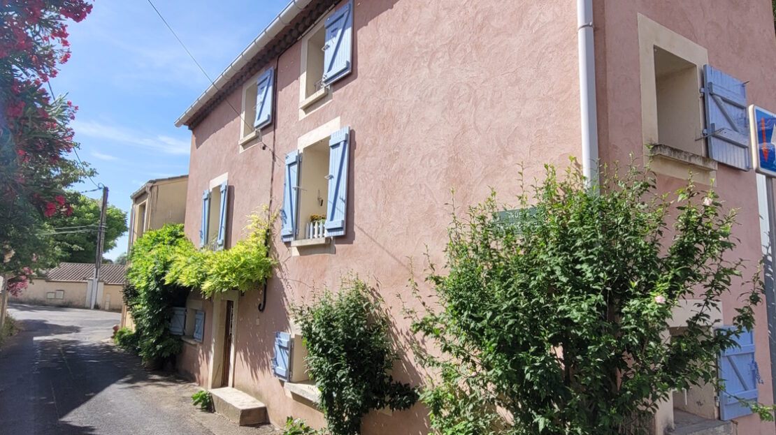 Charmante maison de village avec 101 m² habitables, 4 chambres et une jolie terrasse ensoleillée.