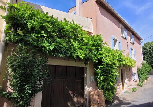 Charmante maison de village avec 101 m² habitables, 4 chambres et une jolie terrasse ensoleillée.