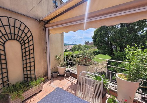 Charmante maison de village avec 101 m² habitables, 4 chambres et une jolie terrasse ensoleillée.