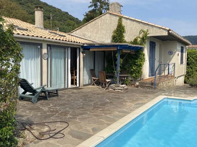 Charmante villa individuelle ensoleillée orientée plein sud avec 3 chambres, 2 salles de bains et garage indépendant sur un terrain privé paysager de 805 m² avec piscine et vue.
