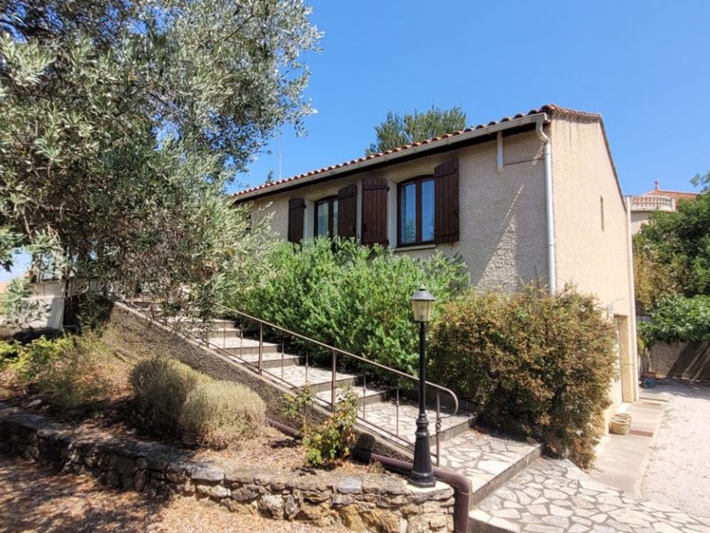 Large House With 125 M2 Of Living Space On 1010 M2 Of Land With A Swimming Pool And A Separate 38 M2 Flat.