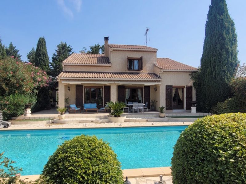 Une belle propriété comprenant deux habitations avec des surfaces de 160 m² et 65 m², un studio de 28 m² et 2552 m² de terrain avec piscine.