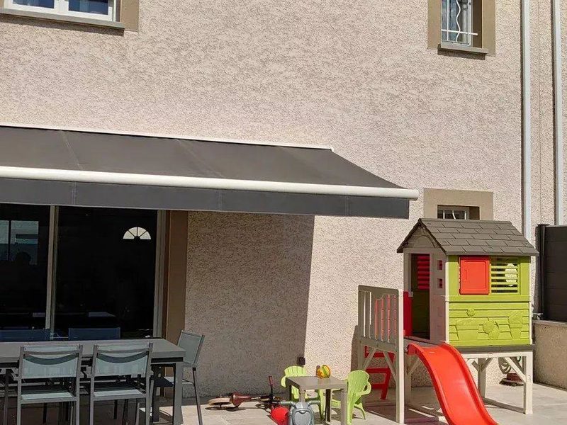 Toussieu - Maison T4 climatisée centre village avec garage et jardin clos