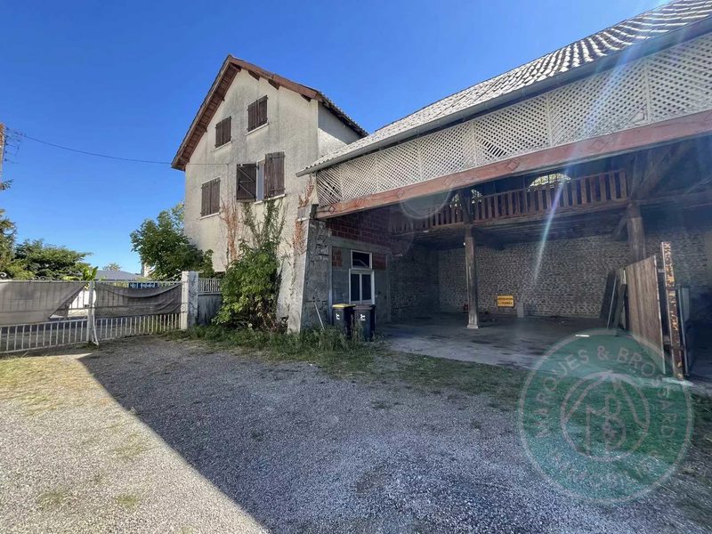 Orleix – Maison 4 chambres avec grange et beau potentiel