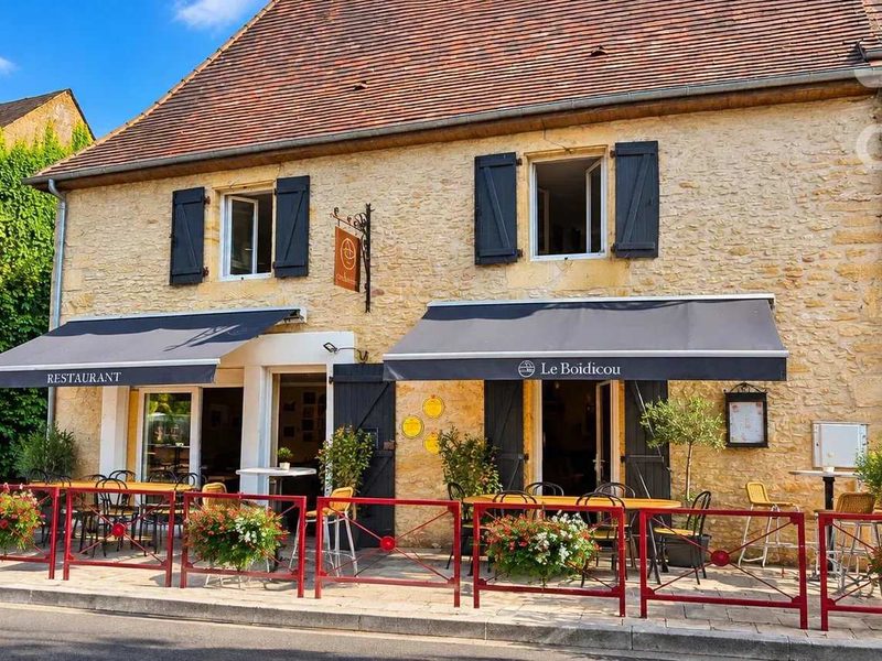 Handelszaak, charmant restaurant in Thonac in de Périgord Noir