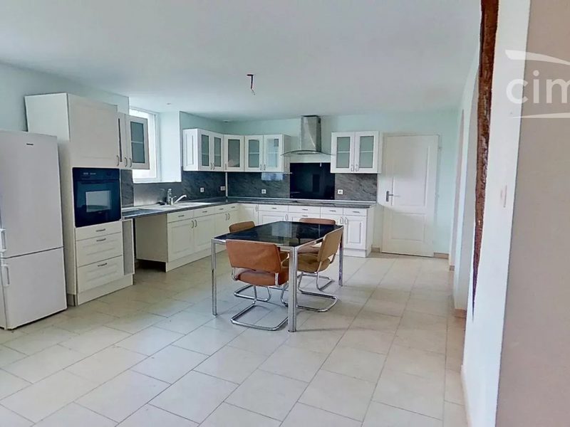 TE KOOP Stadshuis te renoveren