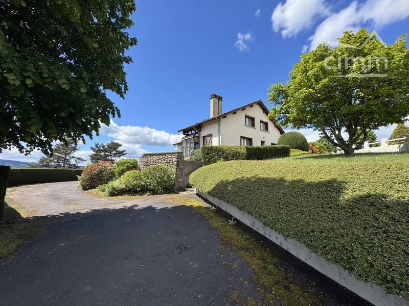 House and its studio with a view of the Puy de Dôme
