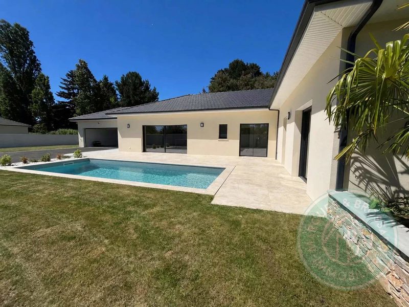 Contemporary 4-bedroom villa with swimming pool