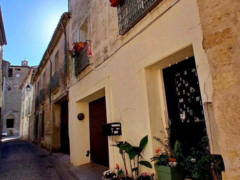 Charmante maison de village entièrement rénovée avec 2 chambres, 3 salles de bains, grand garage, 2 terrasses et vue