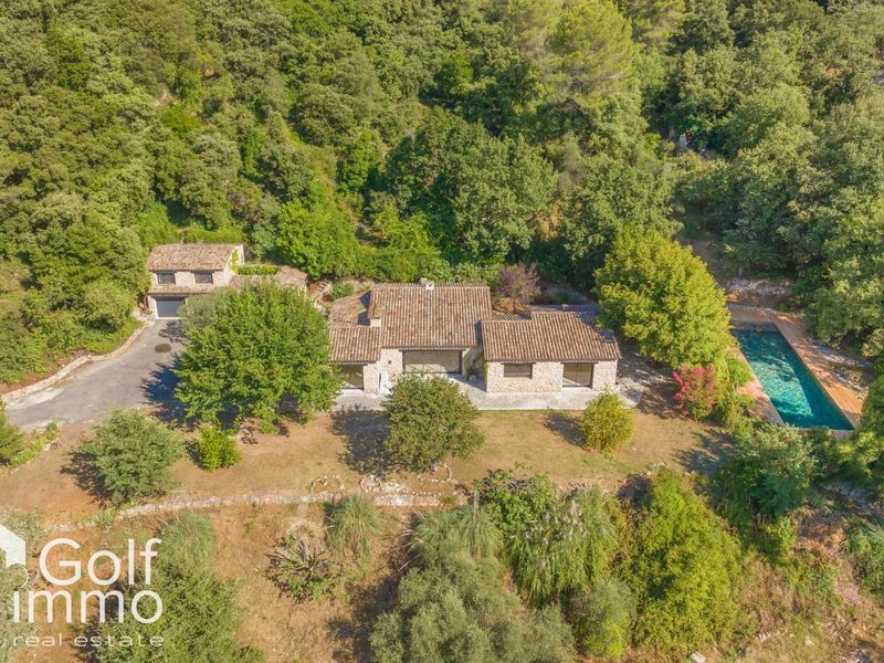Charmante villa van steen, gelijkvloers, 300 m², terrein van 1,7 ha, Balinese zwembad.