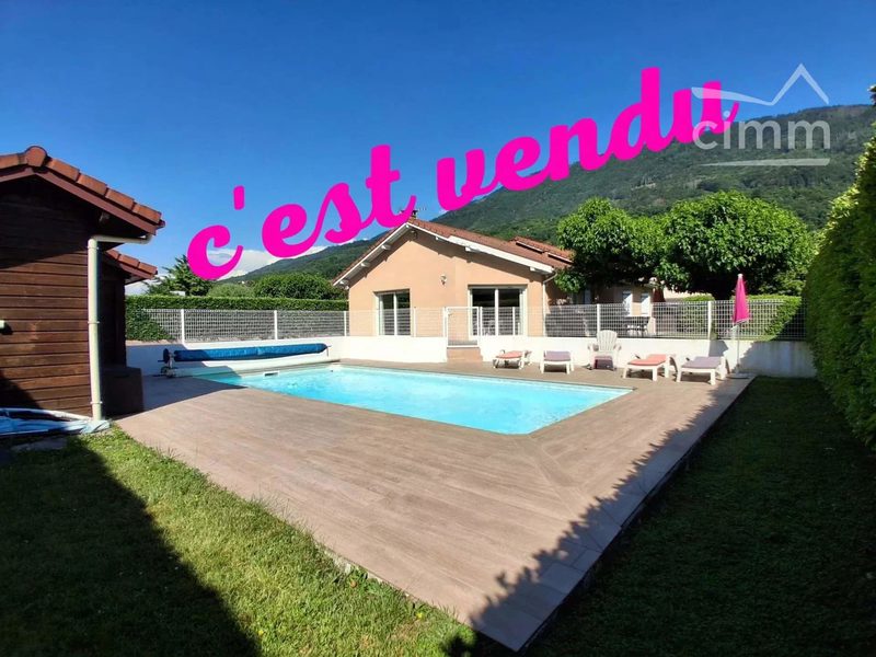 Detached house with swimming pool