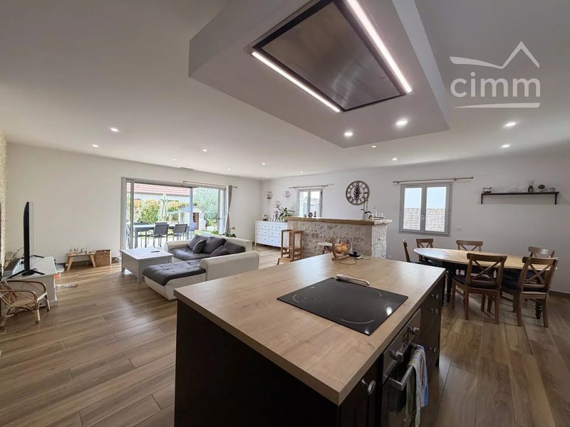 Contemporary single-story house with 4 bedrooms and pool in Mer