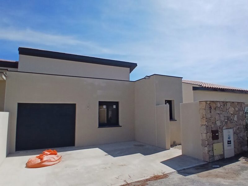 Villa neuve avec 2 chambres en suite et un garage sur un terrain de 260 m², près de la mer