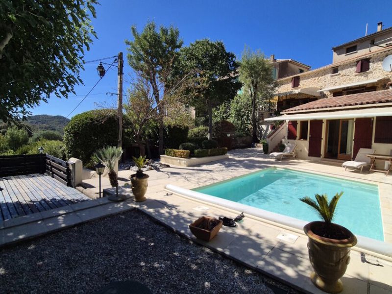 Charmante maison en pierre de 88 m² habitables, avec piscine et superbe vue