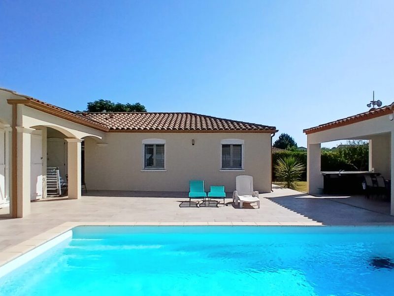 Superbe villa de plain-pied avec 5 chambres, grande terrasse et garage avec atelier sur un agréable terrain de 900 m² avec piscine