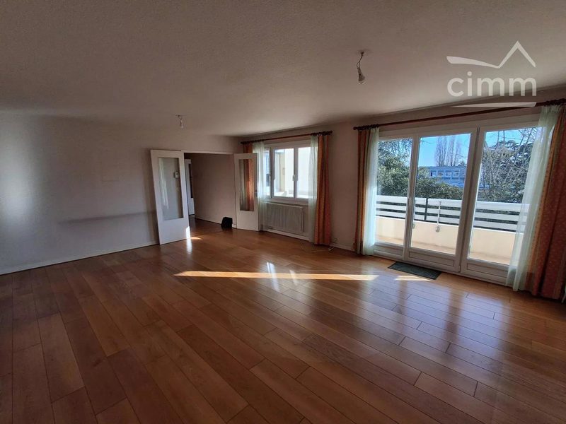 TE KOOP, Appartement T3 met balkon, overdekte parking en kelder – Vrij uitzicht