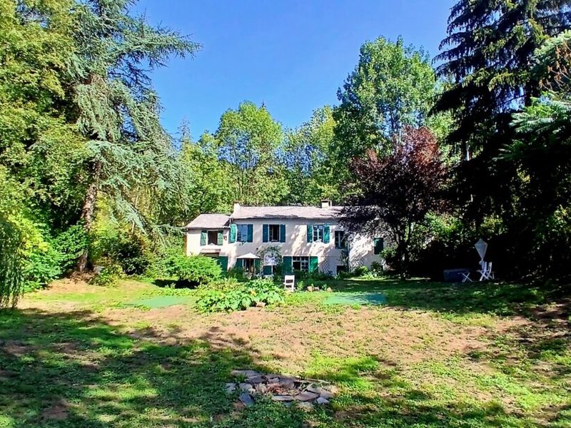 Charmante maison de campagne de 128 m² habitables avec plusieurs dépendances sur un magnifique terrain de 5676 m², dans un écrin de verdure
