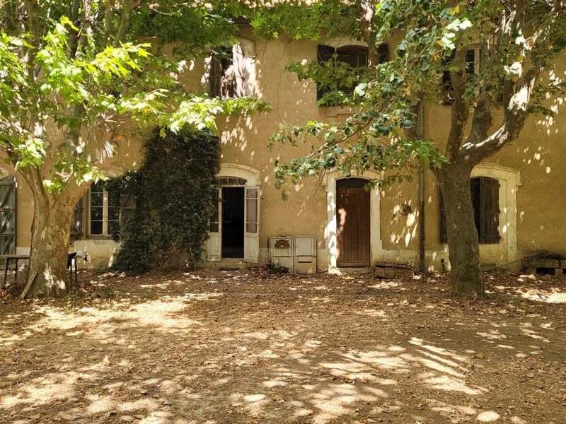 Ancien domaine viticole : une propriété vraiment unique, comprenant 3 habitations, des bâtiments agricoles et sur un terrain de 2109 m².