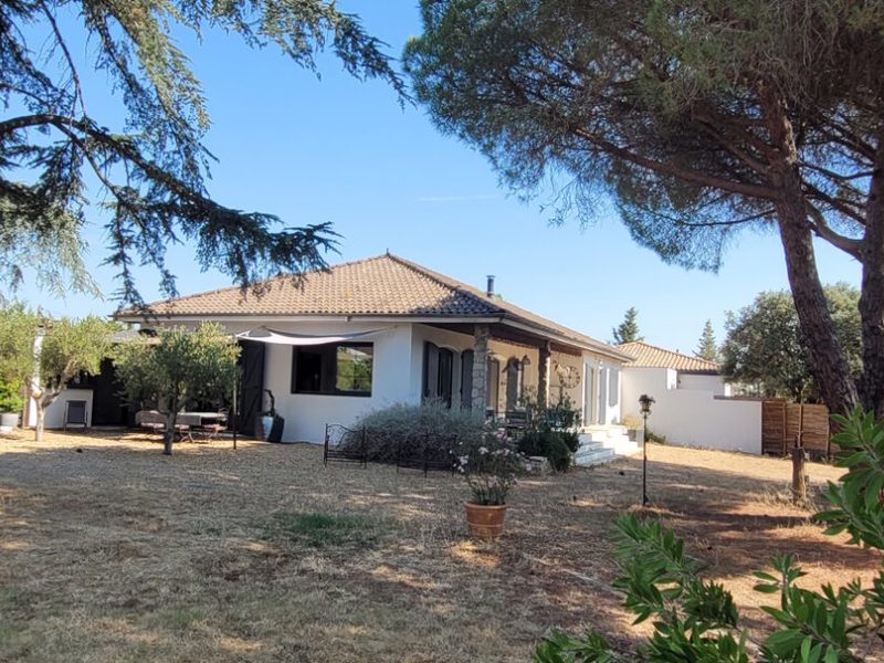 Belle maison de campagne au cœur des vignes, sur 4000 m² de terrain avec piscine, proche de toutes commodités