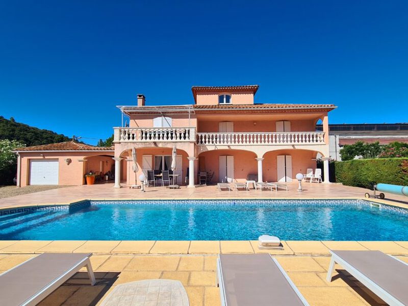 Belle villa de 248 m² habitables offrant 7 chambres sur un terrain de 2160 m² avec piscine, vue et en partie constructible.