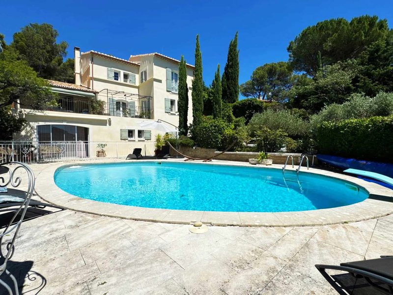 Provençaalse bastide met zwembad en zelfstandig appartement in Beaucaire
