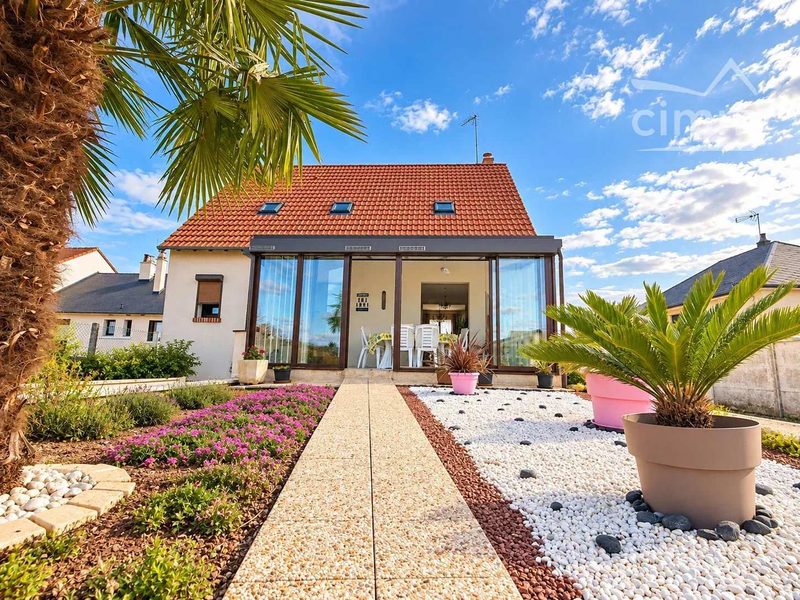 Vineuil – Family home with veranda, basement and shops within walking distance