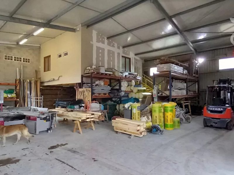 TE KOOP in CONTRES, Magazijnen + Kantoren en Woning