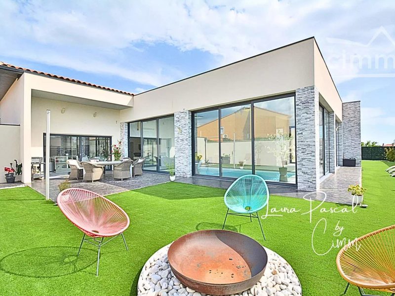 LLUPIA (66) UITZONDERLIJKE CONTEMPORAIRE VILLA MET BINNENZWEMBAD