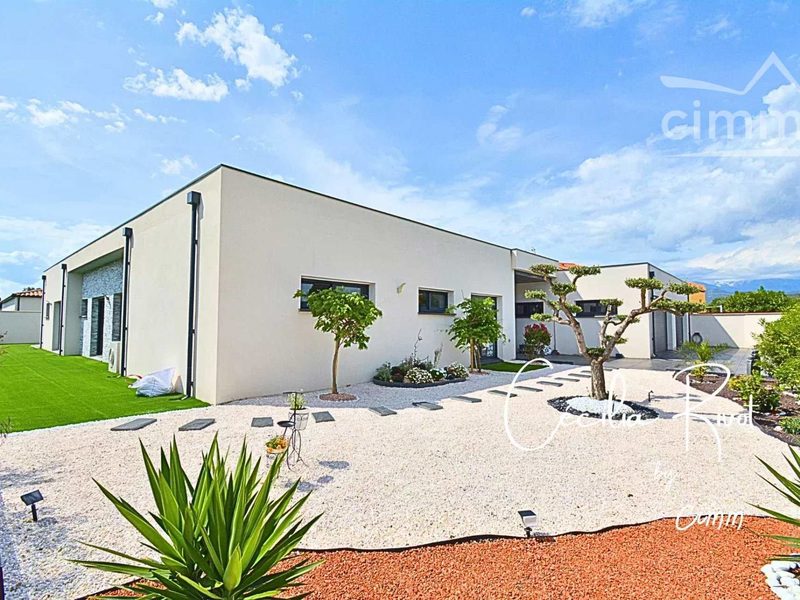LLUPIA (66) UITZONDERLIJKE CONTEMPORAIRE VILLA MET BINNENZWEMBAD