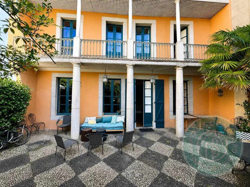 10-room bourgeois house in the heart of Tarbes