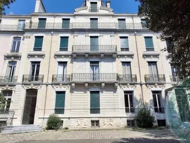 PAU CENTER – 196 M² APARTMENT – PRIVATE PARKING