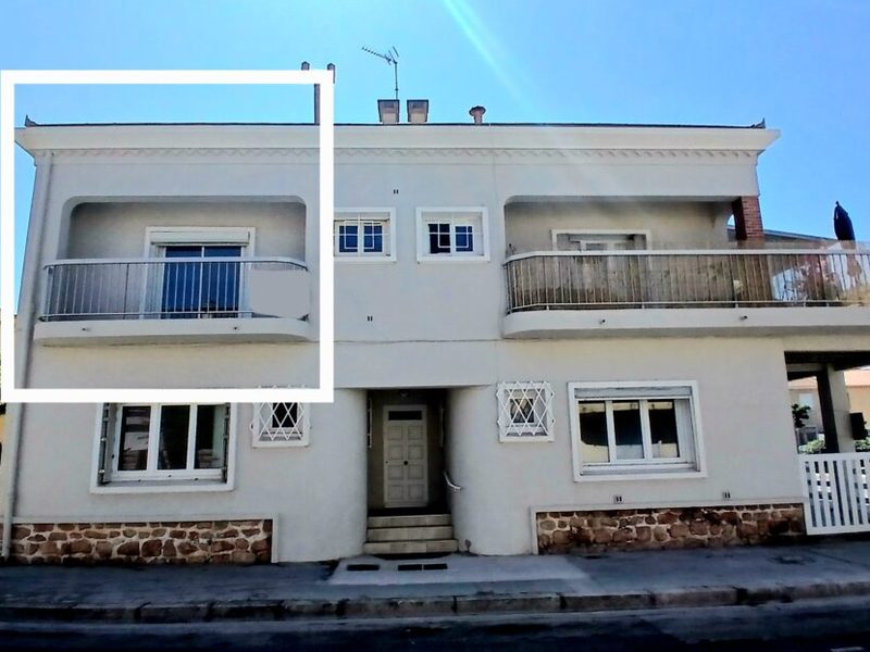 Appartement entièrement rénové au 1er étage avec balcon près de la plage