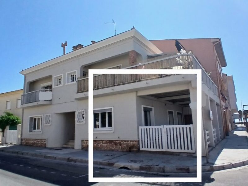 Appartement entièrement rénové au rez-de-chaussée avec cour et à distance de marche de la plage.