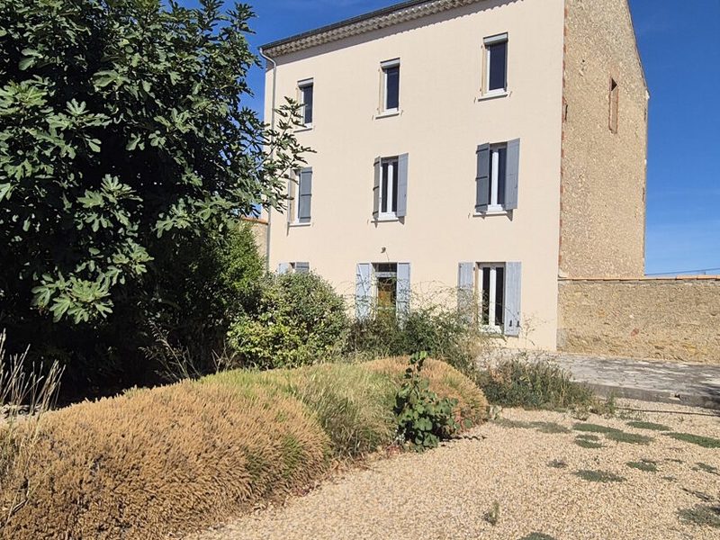 Une maison de caractère très spacieuse avec dépendance en pierre et jardin privatif