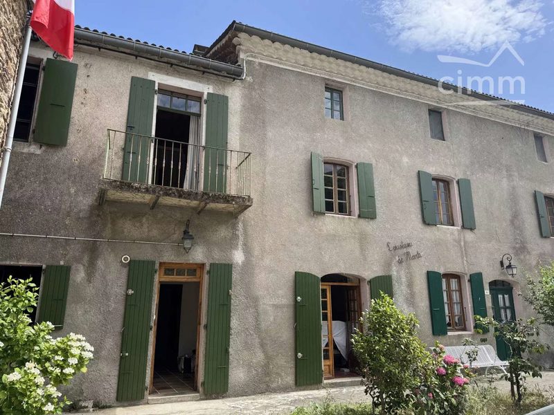 Charmant dorpshuis in de Cévennes, mooi terras en aangrenzend terrein
