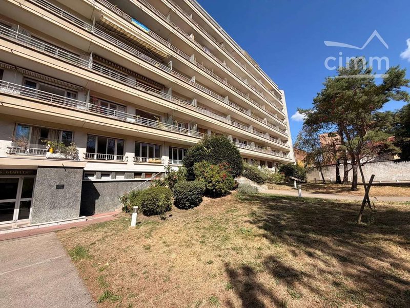 MONTREUIL — T4 van 80 m² met mooi doorlopend balkon, vrij uitzicht, dubbele parkeerplaats en kelder