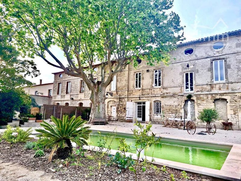 Oud klooster uit de 17e eeuw in Arles — 485 m² op 5060 m² grond