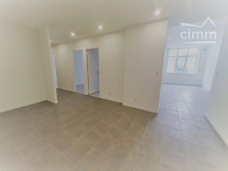 Particulieren en investeerders, laat u verleiden door deze volledig nieuw gerenoveerde woning.