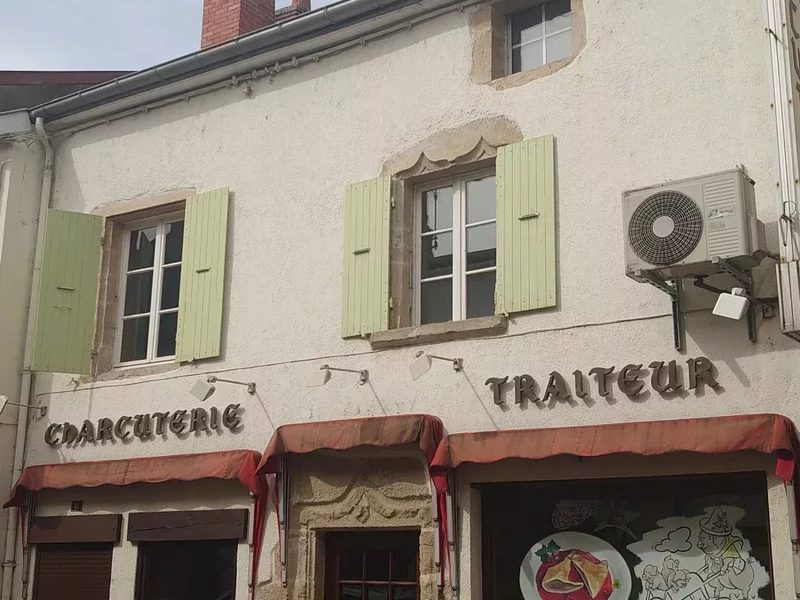 MIXED-USE GEBOUW WINKEL + WONING – LA CLAYETTE (71) Zeldzame kans – Minder dan 150.000 €