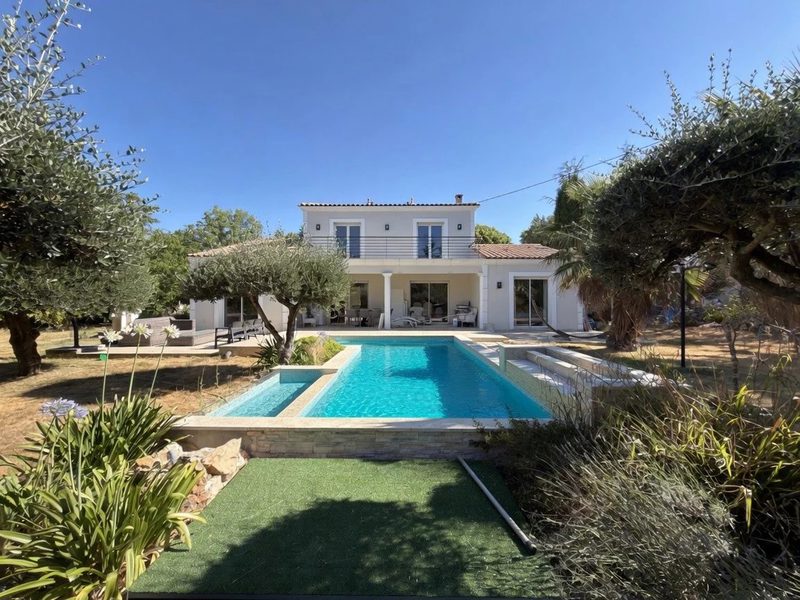 Moderne villa van 136 m² op een perceel van 2500 m² met zwembad