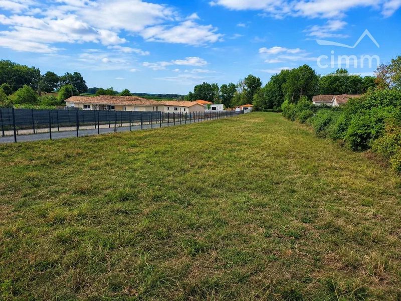 Bouwgrond van 3100 m² in Saint-Savin
