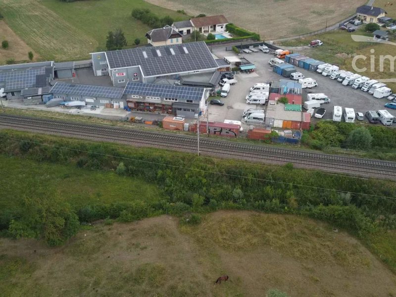 Vastgoedcomplex met drie gebouwen en opslagruimte