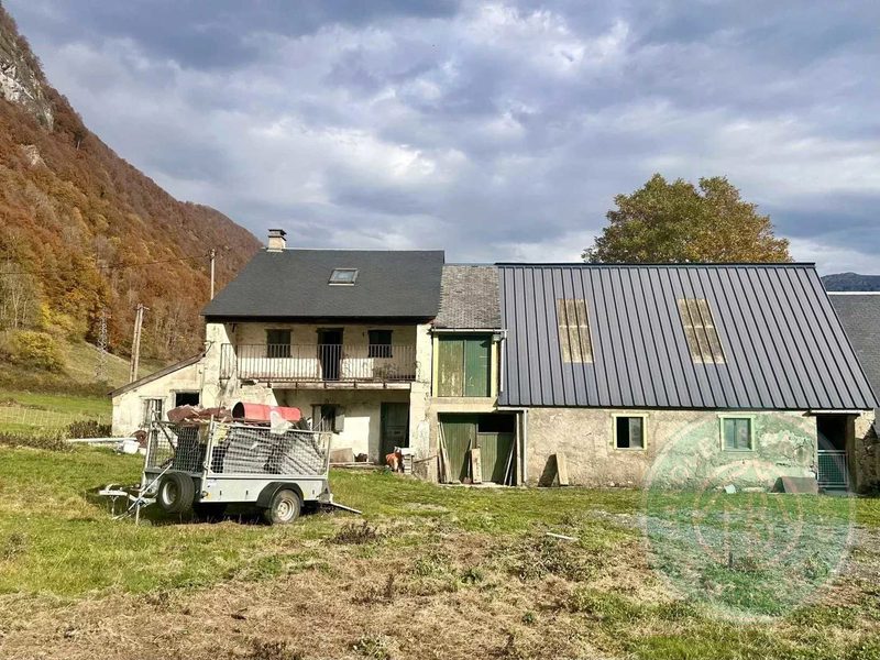 Maison avec grange - Terrain de 2 335 m² avec vue sur les montagnes