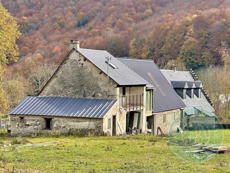 House with barn - Land 2,335 m² with a view of the mountains
