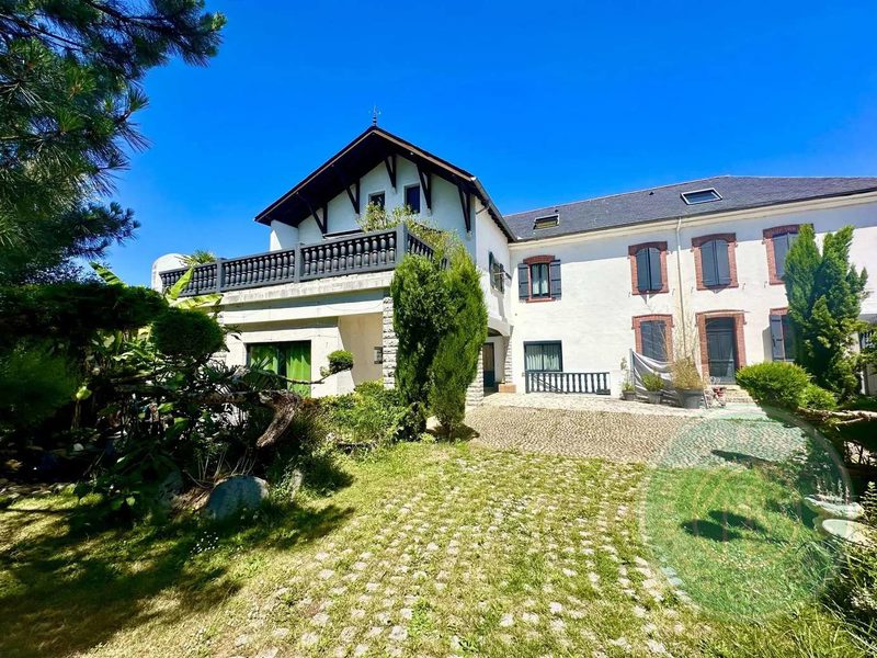 House 329.85 m² with garden - Downtown Tarbes