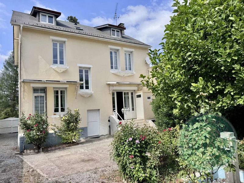 Townhouse with 7 rooms in Bagnères-de-Bigorre