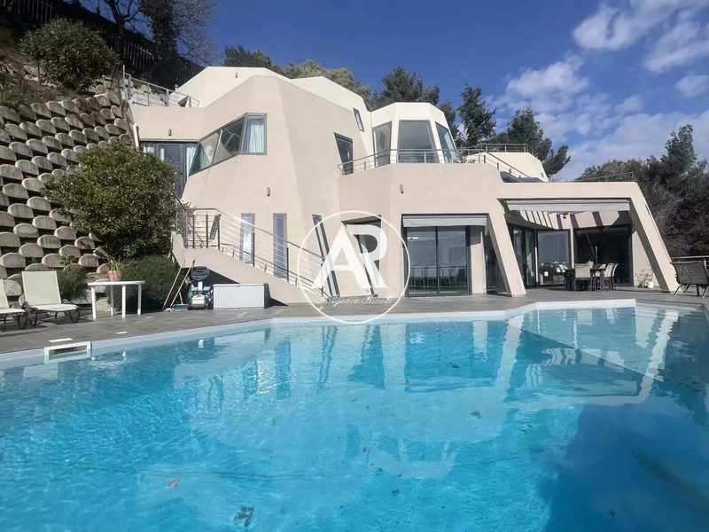 Prachtige moderne villa met panoramisch zeezicht