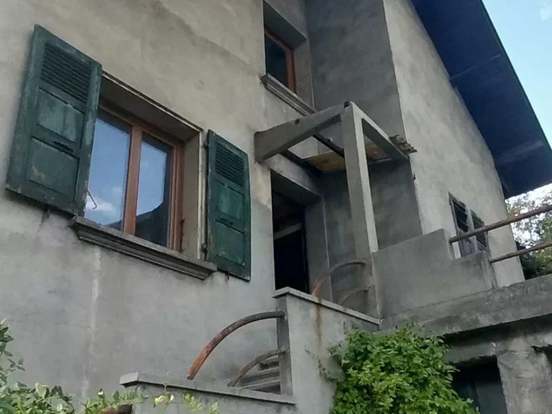 House 82 m² to renovate with garden, cellar, attic, and garage